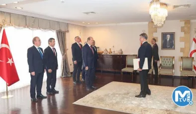 Türk Büyükelçisi Feyzioğlu’ndan KKTC Cumhurbaşkanı Tatar’a güven mektubu