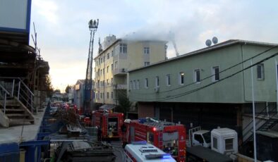 Tuzla’da korkutan yangın: 4 katlı binanın çatısı alev alev yandı