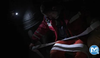 Ukrayna’da cerrahlar ameliyata el feneri ile giriyor