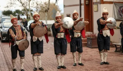 92 yaşındaki Şevket Şardağ, 66 yıldır kılıçkalkan oynuyor