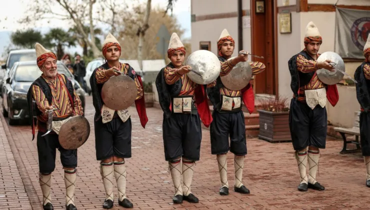 92 yaşındaki Şevket Şardağ, 66 yıldır kılıçkalkan oynuyor
