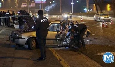 Ankara’da feci kaza: Arka koltukta oturan iki kişi yola fırlayıp can verdi