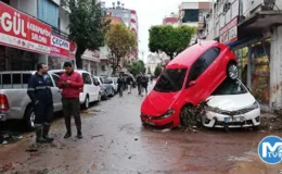 Antalya’nın iki ilçesinde sel felaketi: Evleri su bastı araçlar üst üste çıktı