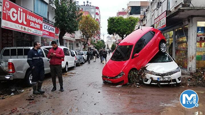 Antalya’nın iki ilçesinde sel felaketi: Evleri su bastı araçlar üst üste çıktı