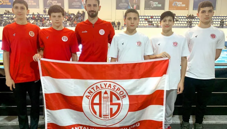 Antalyasporlu yüzücülerden beşte beş