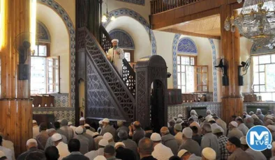 Cuma hutbesi: Kız çocuklarını evliliğe zorlamak büyük günahtır