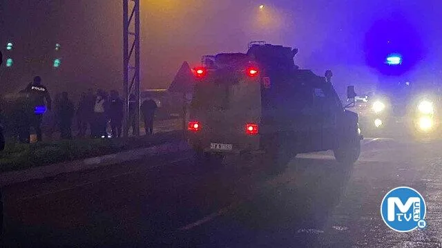 Diyarbakır’da polis servis aracına bombalı saldırı: Biri sivil sekizi polis dokuz kişi yaralandı