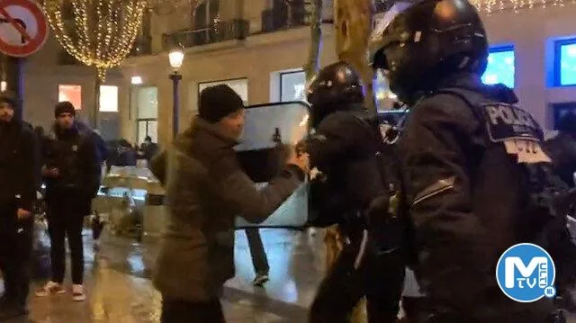 Fransa’nın dünya kupası mağlubiyeti sonrası polisten sivillere sert müdahale