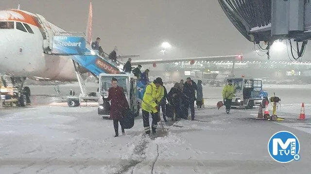 İngiltere’de kötü hava koşulları ulaşımı vurdu: Uçuşlar askıya alındı