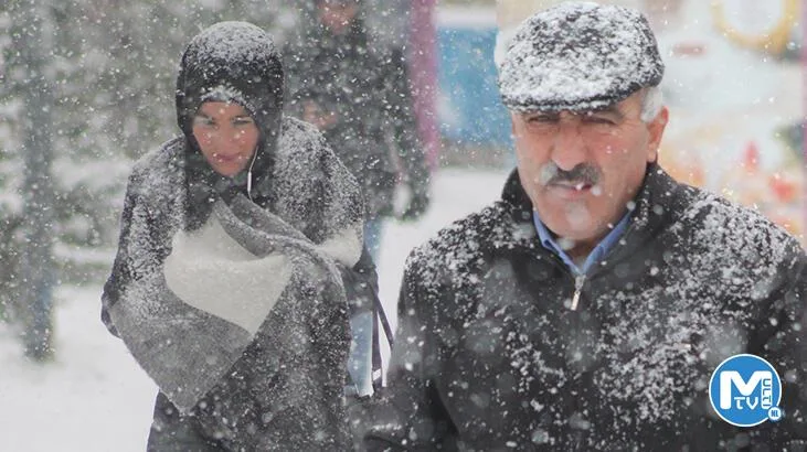 İstanbul’a mevsimin ilk karı düştü! Meteoroloji’den 15 kent için sarı alarm