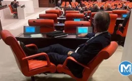 İYİ Parti’li Ahat Andican bütçe görüşmelerinde koltuğa ayaklarını uzatıp keyif yaptı