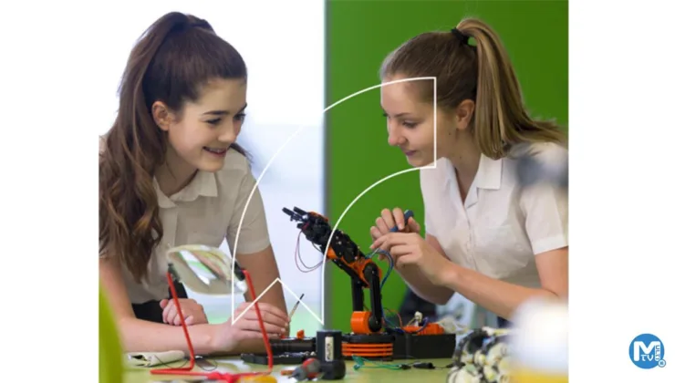 Kız öğrencilere kodlama desteği