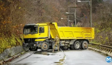 Kosova’da Sırplar yolları kesti