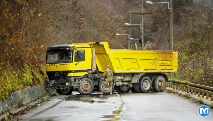 Kosova’da Sırplar yolları kesti