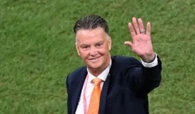 Hollanda Teknik Direktörü Louis van Gaal görevi bıraktı