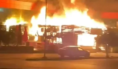 Meyhanede, meşaleden çıkan yangın, 3 iş yerini yaktı