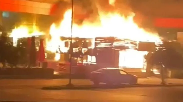 Meyhanede, meşaleden çıkan yangın, 3 iş yerini yaktı