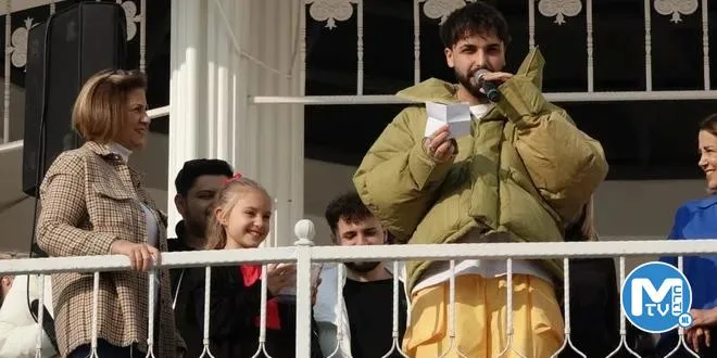 Rapçi Sefo Küçük Hayranını Kırmayarak Okuluna Gitti…