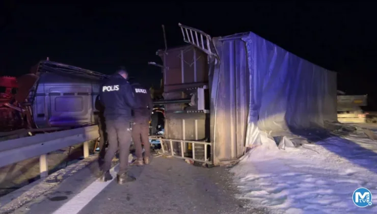 Sakarya’da devrilen TIR’ın sürücüsü hayatını kaybetti