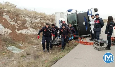 Sivas’ta nakliye kamyonu devrildi, 1 kişi hayatını kaybetti