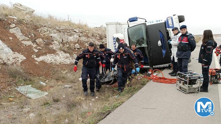 Sivas’ta nakliye kamyonu devrildi, 1 kişi hayatını kaybetti
