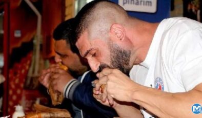 Acılı Adana tostu yeme yarışmasını Avustralyalı Webby kazandı