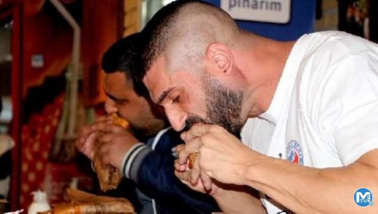 Acılı Adana tostu yeme yarışmasını Avustralyalı Webby kazandı