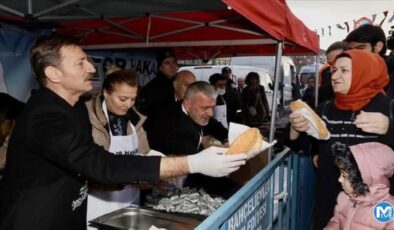 Bahçelievler’de düzenlenen festivalde 3 ton hamsi dağıtıldı