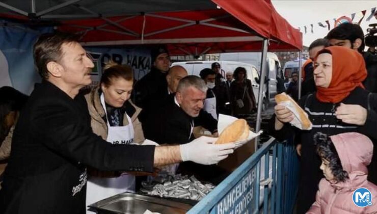 Bahçelievler’de düzenlenen festivalde 3 ton hamsi dağıtıldı