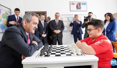 Bakan Özer: Emin adımlarla geleceğe yürüsünler