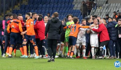 Başakşehir – Adana Demirspor maçında büyük gerginlik! Saha bir anda karıştı, başkan sahaya indi…