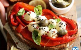 Beyaz Peynirli Ve Kırmızı Biberli Ekmek Üstleri