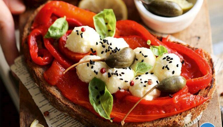 Beyaz Peynirli Ve Kırmızı Biberli Ekmek Üstleri