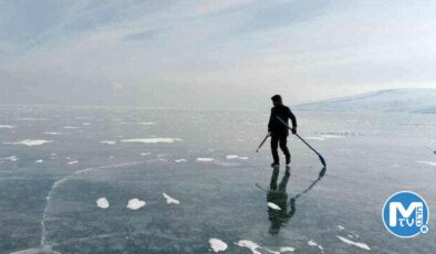 Buzun içinden tek tek çıkarıyorlar: Eksi 20 derecede ilginç görüntü