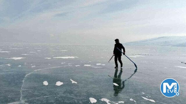 Buzun içinden tek tek çıkarıyorlar: Eksi 20 derecede ilginç görüntü