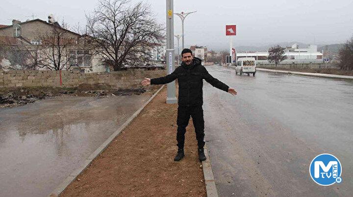 Cadde ortasında kalan ev görenleri şaşırtıyor: Adamın biri yolun buradan geçip geçmediğini sordu