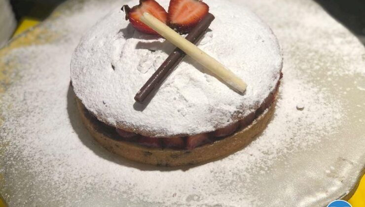 Cookie And Strawberry Cake