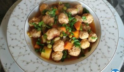 Güveçte Hindi Köfteli Bezelye