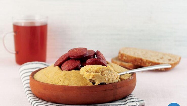 Güveçte Sucuklu Humus