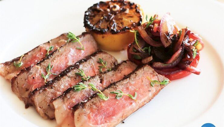 Izgara Domates, Kırmızı Soğan Ve Limon İle Dilimlenmiş Dana Eti