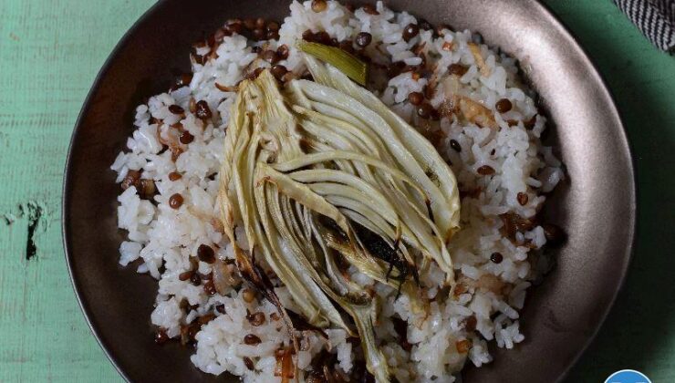 Mercimekli Ve Kızarmış Soğanlı Pilav İle Fırınlanmış Rezene