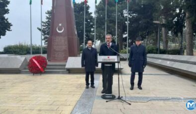 Milli Eğitim Bakanı Mahmut Özer Baküde Şehitlikleri ziyaret etti