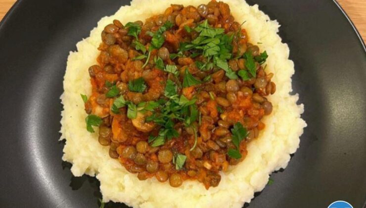 Püre Yatağında Yeşil Mercimek Sote