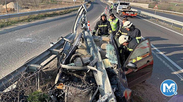 Tekirdağ’da feci kaza: Bariyerlere ok gibi saplanan araçtan sağ salim çıktı