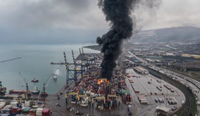 İskenderun Limanı’nda depremde devrilen konteynerlerde çıkan yangın devam ediyor