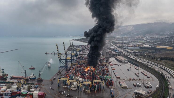 İskenderun Limanı’nda depremde devrilen konteynerlerde çıkan yangın devam ediyor