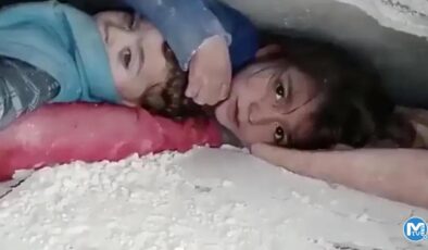 7 yaşındaki kız çocuğu enkaz altındaki kardeşini böyle korudu! ‘Bizi çıkarın istediğiniz her şeyi yaparım’