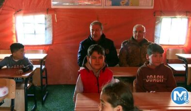 Bakan Akar, çadır kentte Mehmetçik Okulu’nu ziyaret etti