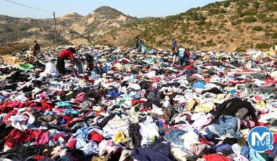 Deprem bölgesinde yol kenarına binlerce kıyafet atıldı