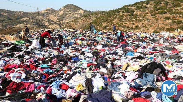 Deprem bölgesinde yol kenarına binlerce kıyafet atıldı